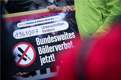 Die aktuelle Anzahl der Unterschriften ist auf einem Schild vor dem Innenministerium zu sehen
