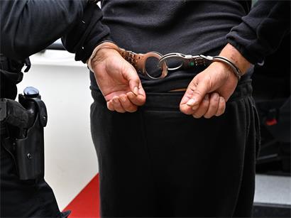 Die alarmierten Polizisten stellten den Mann noch direkt am Tatort