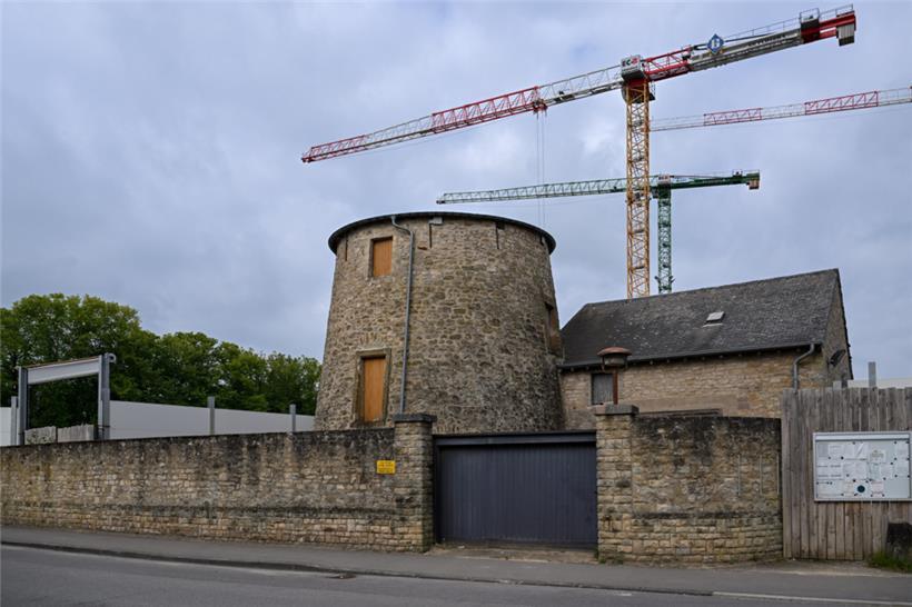 Die alte Windmühle neben der CHL-Baustelle wird künftig wohl nicht bleiben dürfen
