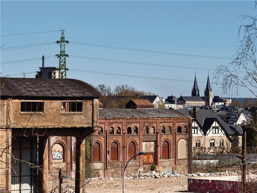 Die alte elektrische Zentrale von 1892, heute, mit einem Teil der „Keeseminnen“ ...