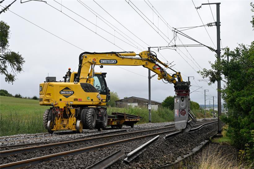 Die alten Schienen werden abgeschnitten