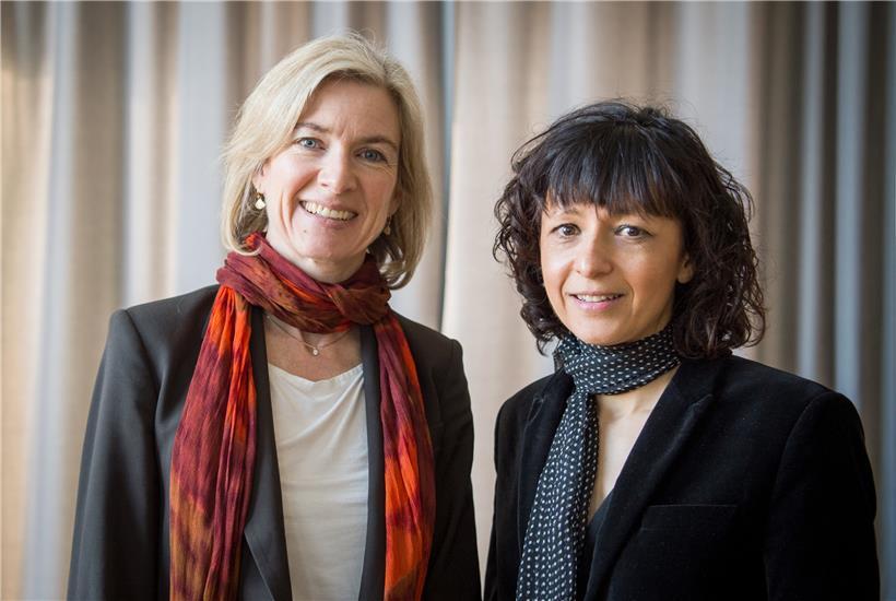 Die amerikanische Biochemikerin Jennifer A. Doudna (l) und die französische Mikrobiologin Emmanuelle Charpentier
