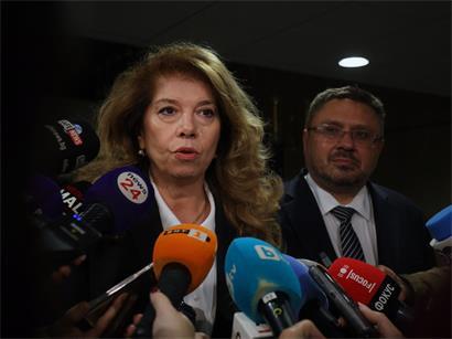 Die amtierende Präsidentin und Präsidentschaftskandidatin Iliana Yotova spricht nach Schließung der Wahllokale mit Journalisten