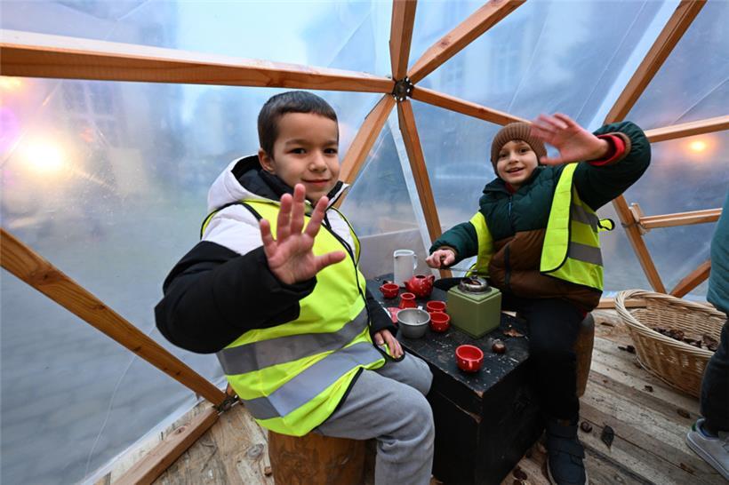 Die angebotenen Aktivitäten und Workshops stoßen bei diesen jungen Besuchern auf...