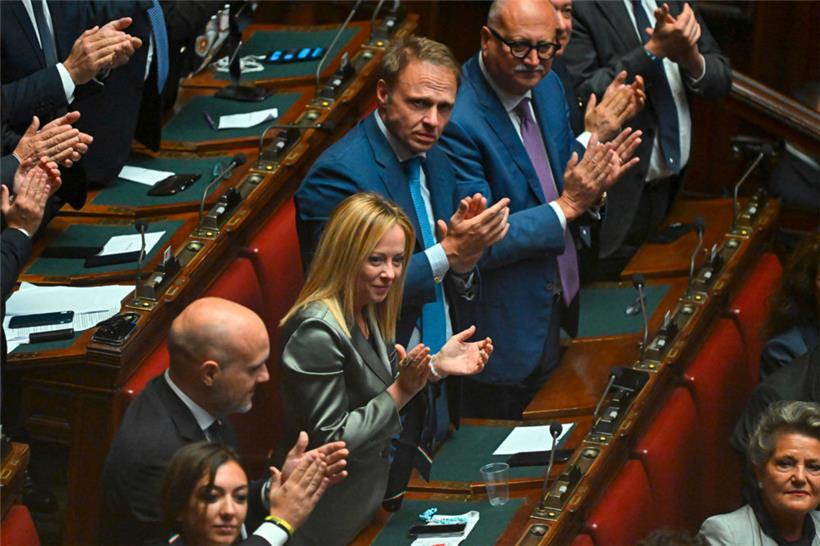 Die angehende italienische Regierungschefin Giorgia Meloni (M.) vorige Woche im Parlament
