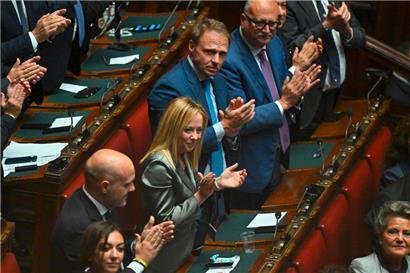Die angehende italienische Regierungschefin Giorgia Meloni (M.) vorige Woche im Parlament
