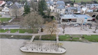 Die auf der Mosel schwimmende Tourist-Info, vorne im Bild, wird im August verschwinden und dem historischen Passagierschiff Marie-Astrid Platz machen. Das Museum, oben rechts, wird komplett erneuert.
