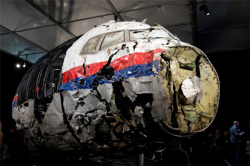 Die aus Trümmern wieder zusammengesetzte Boeing 777 der Malaysia Airlines, die als Flug MH17 über der Ukraine abgeschossen wurde, steht in einer Halle
