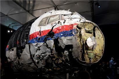 Die aus Trümmern wieder zusammengesetzte Boeing 777 der Malaysia Airlines, die als Flug MH17 über der Ukraine abgeschossen wurde, steht in einer Halle
