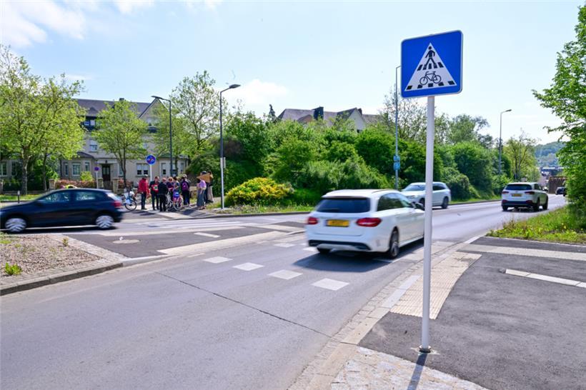 Die aus dem Escher Zentrum kommenden Autofahrer sehen Fußgänger und Radfahrer an diesem Zebrastreifen sehr spät. Die Linken fordern deswegen ein Tempolimit, straßenbauliche Maßnahmen und v.a. eine bessere Signalisierung.  
