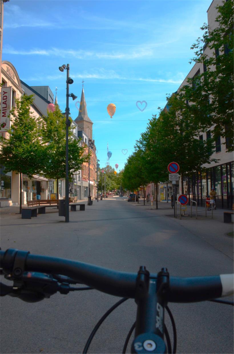 Die avenue Grande-Duchesse Charlotte in Düdelingen mit Blick auf die Pfarrkirche...
