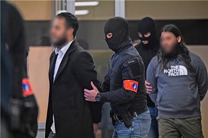Die beiden Angeklagten Salah Abdeslam (l.) und Osama Krayem (r.) werden am 5. April in den Verhandlungssaal des Gerichts in Brüssel geführt
