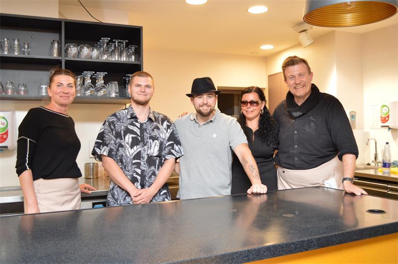 Bäckermeister Jason Schmit und Claude Muller mit ihrem Fachpersonal Zsanett Pernyész, Anna Demidova und René Hentschel in der Bäckerei