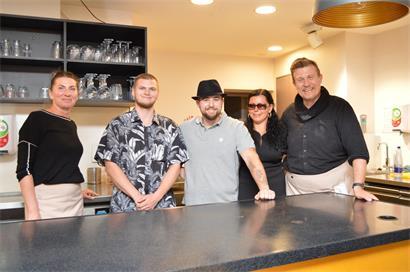 Bäckermeister Jason Schmit und Claude Muller mit ihrem Fachpersonal Zsanett Pernyész, Anna Demidova und René Hentschel in der Bäckerei