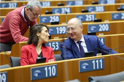 Die beiden Berichterstatter gestern im Plenum: Valérie Hayer (Renew) und José Manuel Fernandes (EVP)
