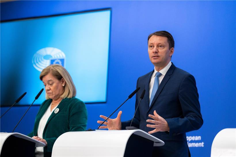 Die beiden Berichterstatter zum mehrjährigen Finanzrahmen der EU, Carla Tavares (l.) und Siegfried Muresan, stellten dieser Tage die Position des Haushaltsausschusses vor