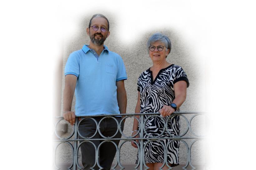 Die beiden Bürgermeister Paul Engel und Christiane Thommes-Bach vor dem geschichtsträchtigen Gebäude in Grosbous, das als Rathaus für die neue Fusionsgemeinde um- und ausgebaut werden soll
