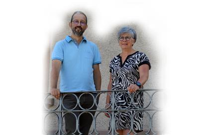 Die beiden Bürgermeister Paul Engel und Christiane Thommes-Bach vor dem geschichtsträchtigen Gebäude in Grosbous, das als Rathaus für die neue Fusionsgemeinde um- und ausgebaut werden soll
