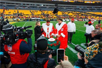 Die beiden Chief-Stars Patrick Mahomes (l.) und Travis Kelce (r.) gaben nach dem Sieg Interviews für die Netflix-Kameras
