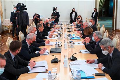 Die beiden Delegationen während der Unterredung im russischen Außenministerium
