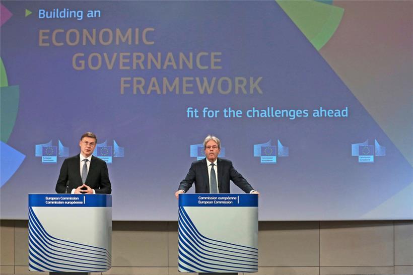 Die beiden EU-Kommissare Valdis Dombrovskis (l.) und Paolo Gentiloni stellten den Reformvorschlag gestern in Brüssel vor
