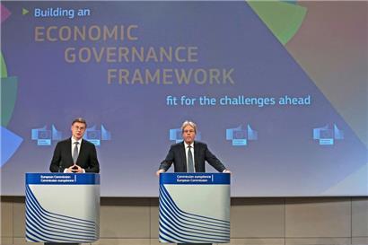 Die beiden EU-Kommissare Valdis Dombrovskis (l.) und Paolo Gentiloni stellten den Reformvorschlag gestern in Brüssel vor
