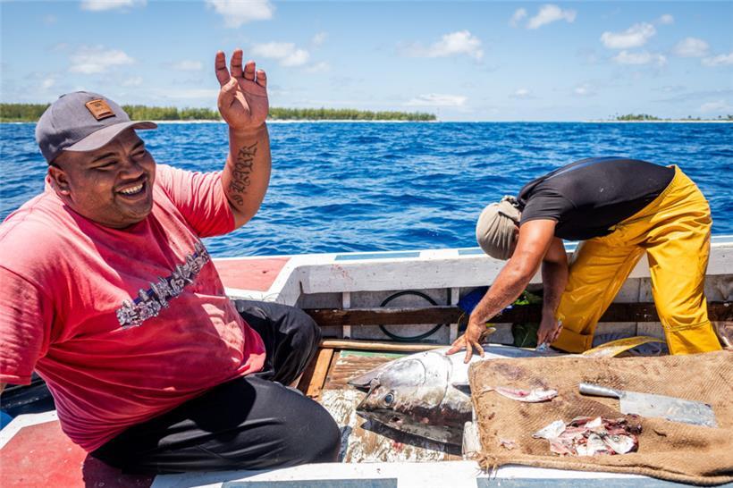 Die beiden Fischer Felix und Marama, kurz nachdem sie einen 80 Kilogramm schweren Thunfisch gefangen haben, Oktober 2021
