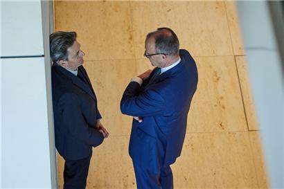 Die beiden Fraktionschefs Rolf Mützenich (l., SPD) und Friedrich Merz (CDU) sollen nun die Kuh vom Eis holen
