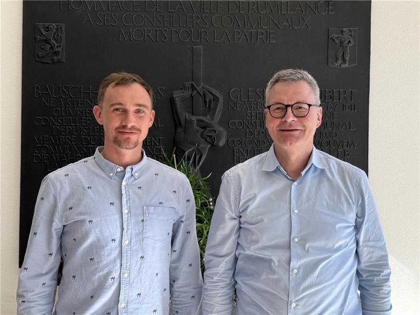Luca Ivesic und Bürgermeister Henri Haine sprechen vor der Gedenktafel im Rathaus beim Tageblatt-Interview