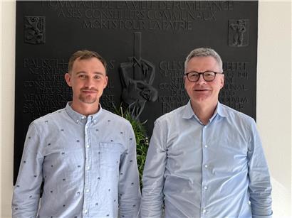 Luca Ivesic und Bürgermeister Henri Haine sprechen vor der Gedenktafel im Rathaus beim Tageblatt-Interview