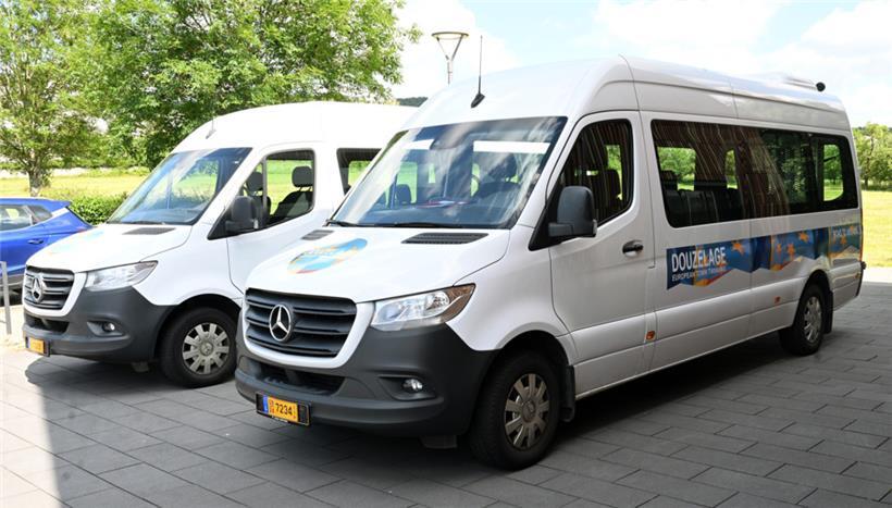 Die beiden Minibusse für die Ukraine am Donnerstagmorgen in Niederanven
