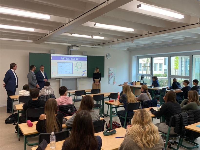 Die beiden Minister Eric Thill und Claude Meisch zu Besuch in einer 4e des hauptstädtischen Lycée Michel Rodange
