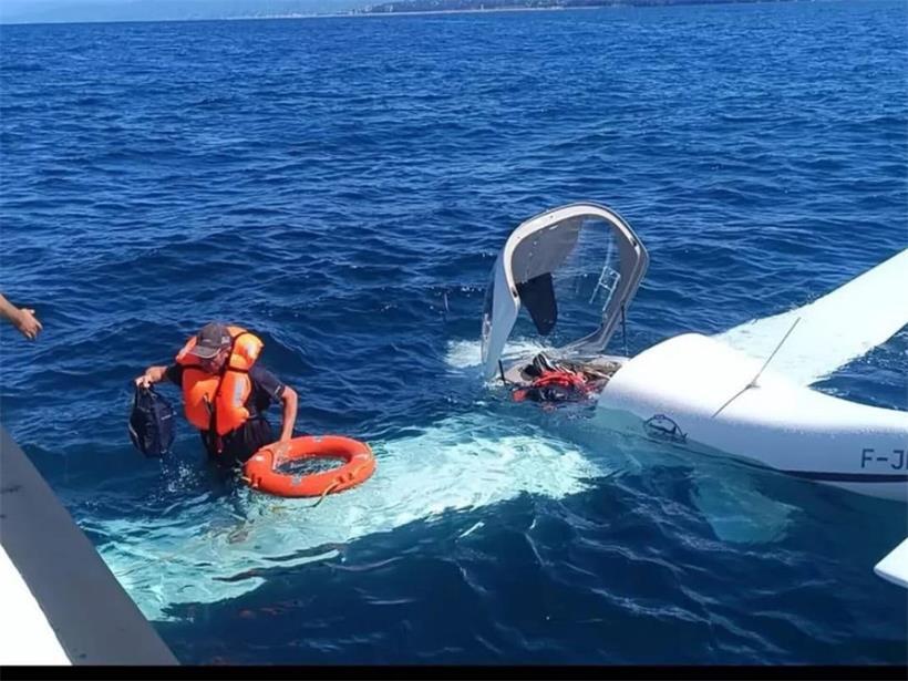 Die beiden Piloten werden von einem Rettungsschiff aus dem Schwarzen Meer geborgen