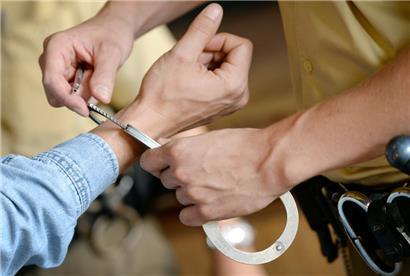 Die beiden Täter, die zuvor einer Person eine Kette vom Hals gerissen hatten, konnten festgenommen werden
