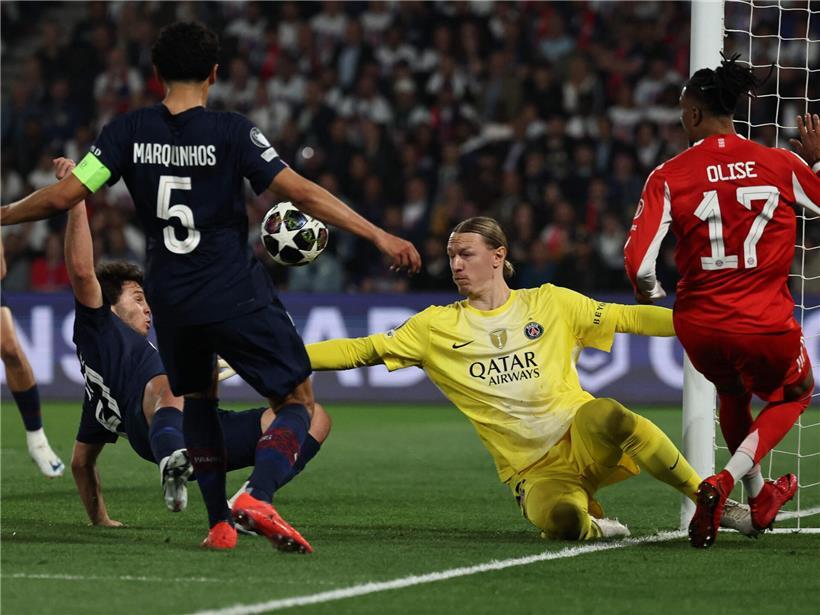 Torhüter Matvey Safonov von PSG im Einsatz bei intensivem Spiel mit vielen Paraden und hoher Arbeitsbelastung