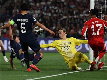 Torhüter Matvey Safonov von PSG im Einsatz bei intensivem Spiel mit vielen Paraden und hoher Arbeitsbelastung