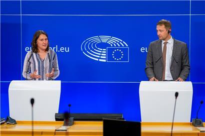 Die beiden Verfasser der Resolution, Kati Piri und Christophe Hansen, gestern während einer Pressekonferenz in Brüssel
