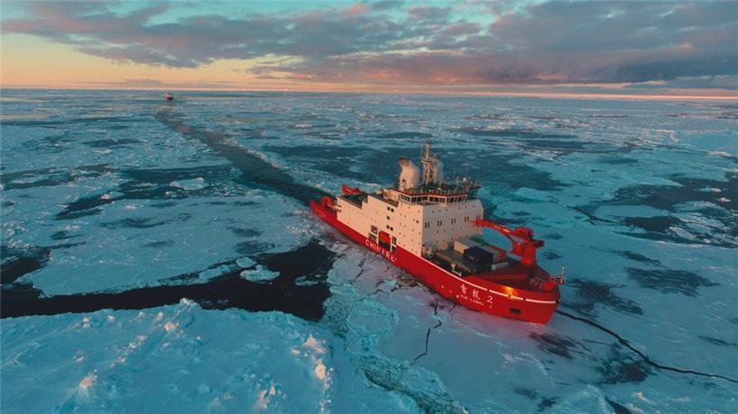 Die beiden chinesischen Eisbrecher Xuelong 2 (vorne) und Xuelong sind in den antarktischen Gewässern unterwegs: Auch am Südpol besetzt das Pekinger Regime zusehends Terrain.
