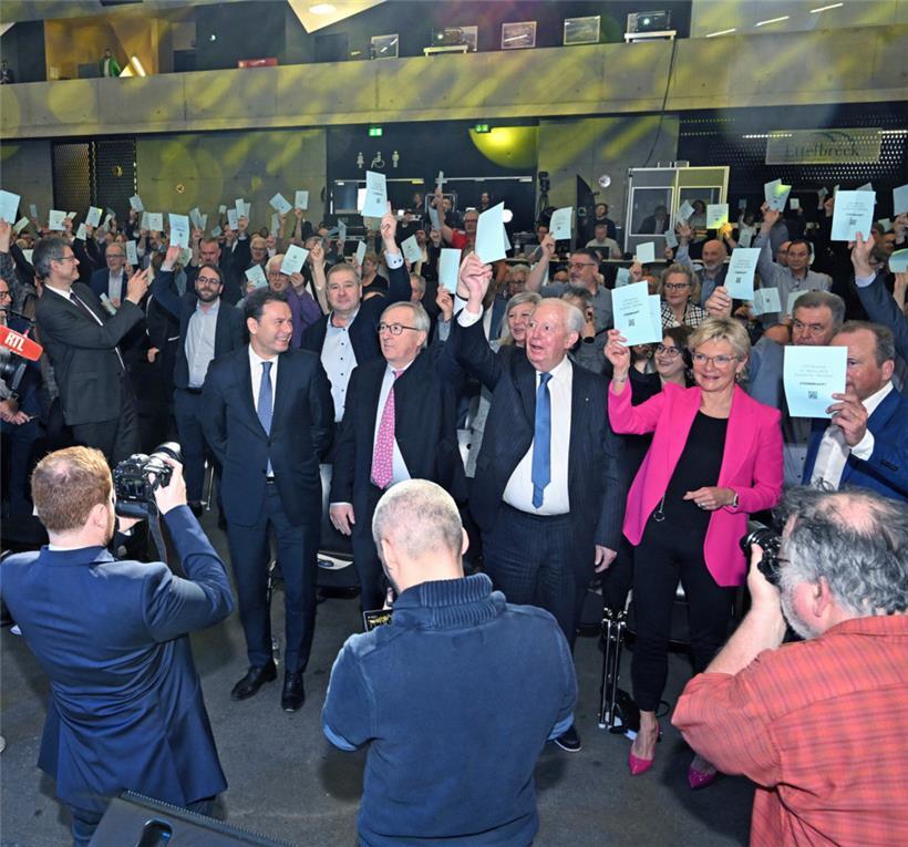 Die beiden ehemaligen Staatsminister Juncker und Santer drückten ihre Unterstützung für den einstigen „Dauphin“ aus
