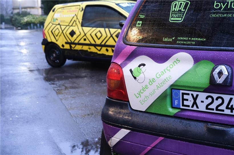 Zwei bunte Renault Twingos am Sonntagmorgen vor dem LGE Esch/Alzette, bereit für die Fahrt nach Frankreich.