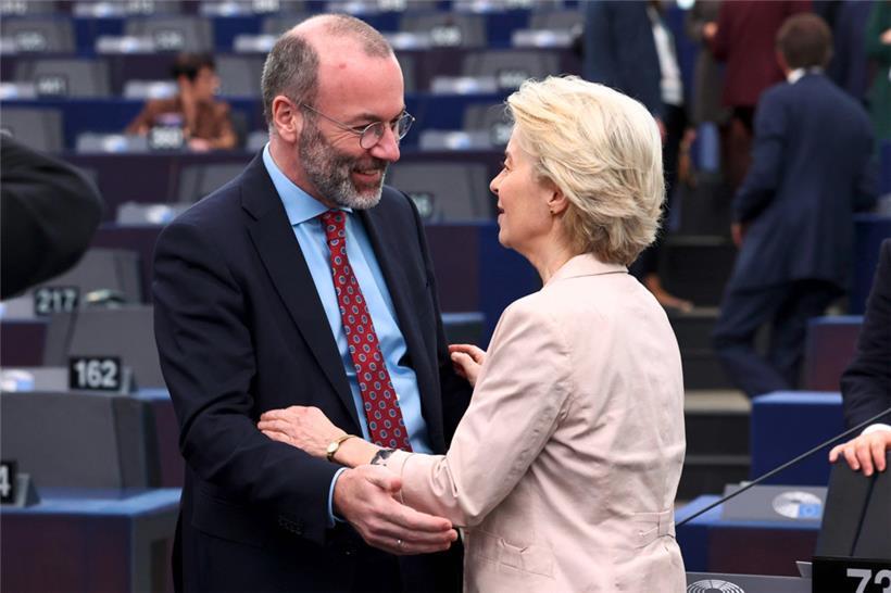 Die beiden haben viel Vertrauen im Europäischen Parlament gebrochen und ihre Glaubwürdigkeit arg beschädigt: die EU-Kommissionspräsidentin Ursula von der Leyen (r.) und der EVP-Fraktionsvorsitzende Manfred Weber
