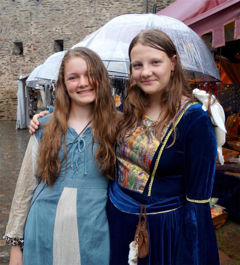 Die beiden jungen Besucherinnen aus Luxemburg waren standesgemäß gewandet