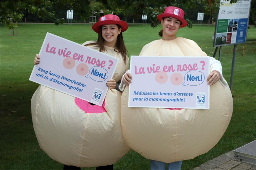 Die beiden jungen Frauen mit ihren Brust-Kostümen haben eine deutliche Forderung...