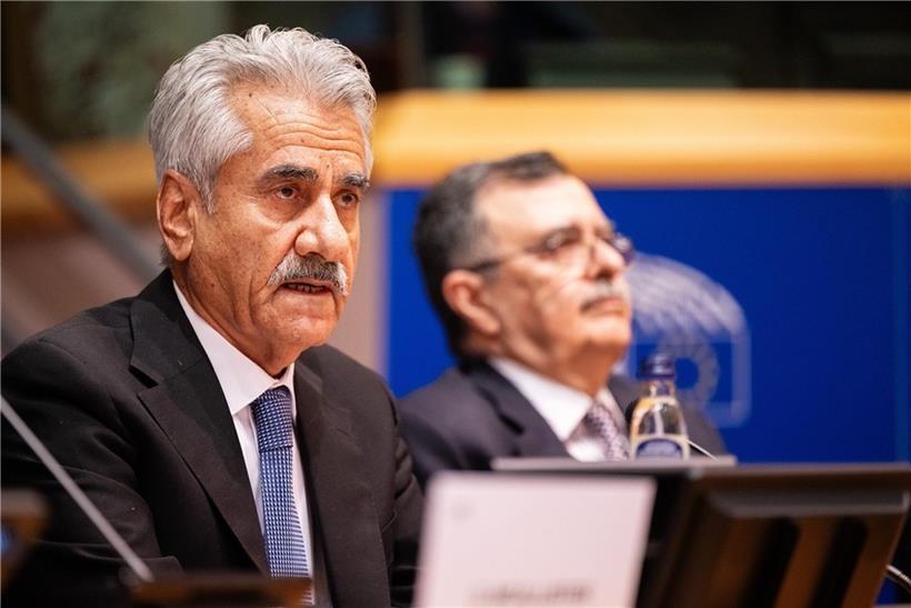 Mustafa Hijri und Abdullah Mohtadi, kurdische Vertreter aus dem Iran, während einer politischen Debatte