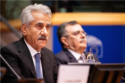 Mustafa Hijri und Abdullah Mohtadi, kurdische Vertreter aus dem Iran, während einer politischen Debatte