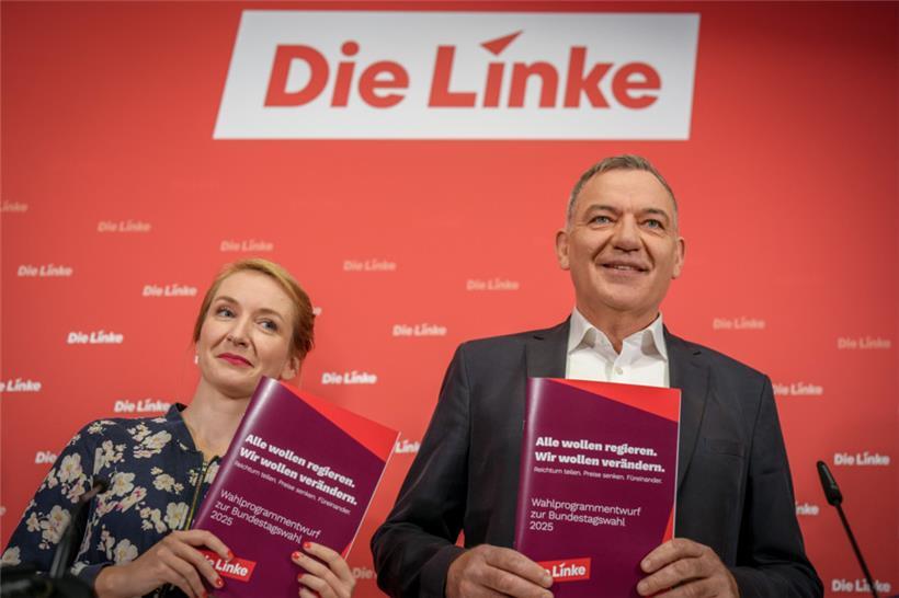 Die beiden neuen Vorsitzenden der Linken, Ines Schwerdtner und Jan van Aken, stellten das Wahlprogramm am Montag vor
