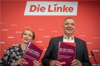 Die beiden neuen Vorsitzenden der Linken, Ines Schwerdtner und Jan van Aken, stellten das Wahlprogramm am Montag vor
