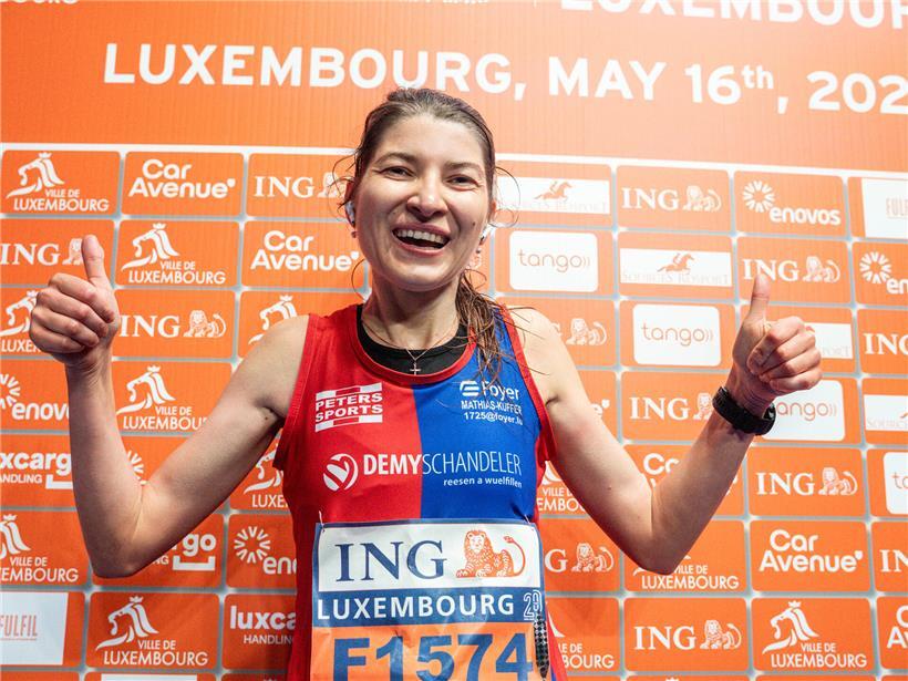 Tatiana Proca, CSL-lizensierte Läuferin, gewinnt Damen-Marathon mit Siegerjubel und Laufsport-Atmosphäre