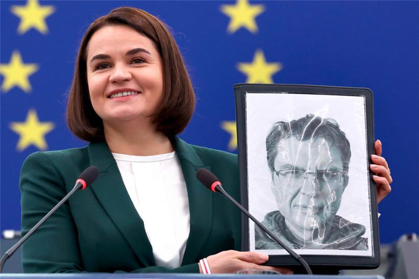 Die belarussische Oppositionsführerin Swetlana Tichanowskaja zeigt ein Bild von Andrzej Poczobut, einem in Belarus inhaftierten Journalisten, der gerade mit dem Sacharow-Preis ausgezeichnet wurde
