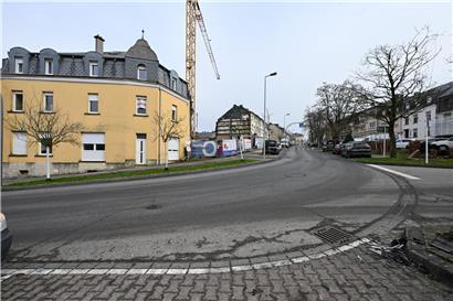 Kurve mit sieben Polizeiunfällen im Jahr 2025, Unfallstelle mit Warnschildern und Leitplanke bei Tageslicht